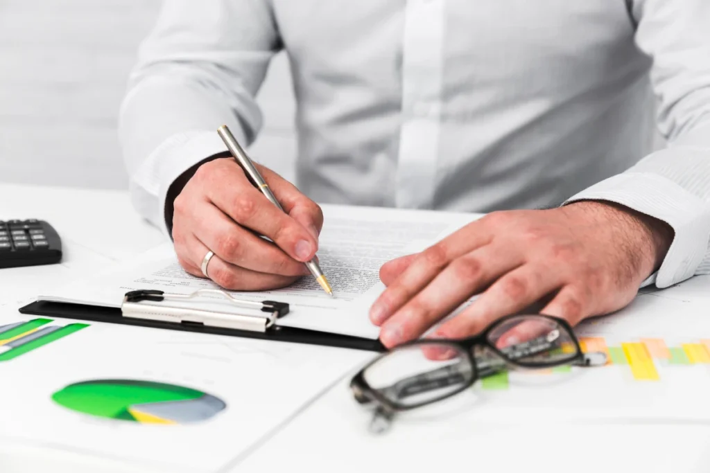 Revisor fiscal revisando estados financieros de una propiedad horizontal